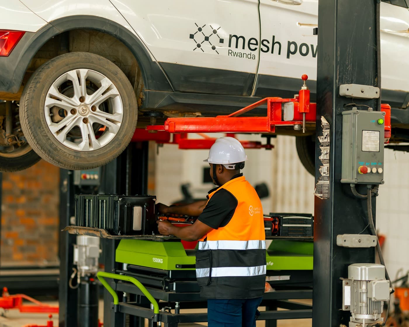 Safe Auto Garage workshop — technicians at work (7)
